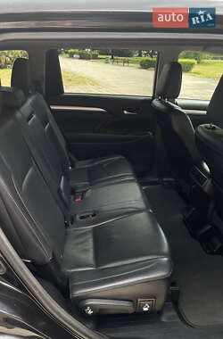 Внедорожник / Кроссовер Toyota Highlander 2015 в 