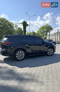 Позашляховик / Кросовер Toyota Highlander 2022 в 