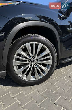 Позашляховик / Кросовер Toyota Highlander 2022 в 