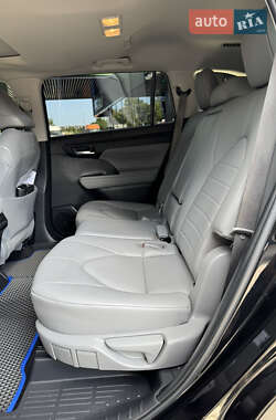 Позашляховик / Кросовер Toyota Highlander 2022 в 