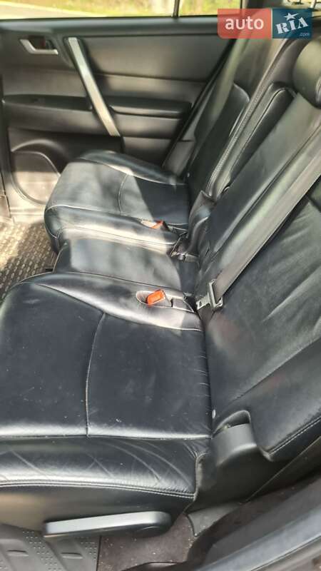 Позашляховик / Кросовер Toyota Highlander 2012 в Южному