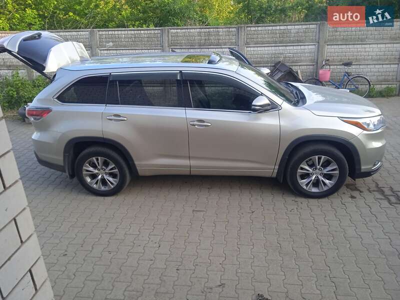 Позашляховик / Кросовер Toyota Highlander 2015 в Малині