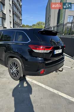 Внедорожник / Кроссовер Toyota Highlander 2017 в 