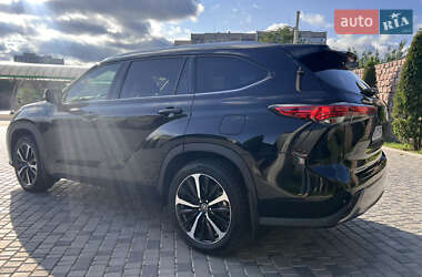 Позашляховик / Кросовер Toyota Highlander 2021 в 