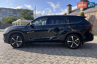 Позашляховик / Кросовер Toyota Highlander 2021 в 