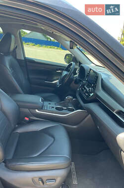 Внедорожник / Кроссовер Toyota Highlander 2020 в 