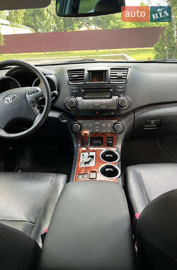 Внедорожник / Кроссовер Toyota Highlander 2013 в 