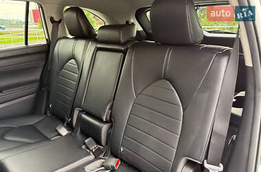 Позашляховик / Кросовер Toyota Highlander 2023 в 