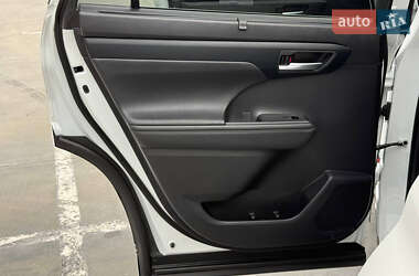 Позашляховик / Кросовер Toyota Highlander 2023 в 