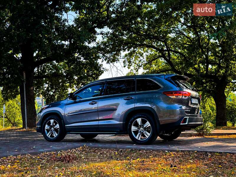 Внедорожник / Кроссовер Toyota Highlander 2017 в Кропивницком
