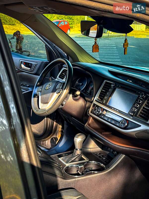 Внедорожник / Кроссовер Toyota Highlander 2017 в Кропивницком