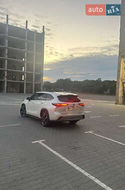 Позашляховик / Кросовер Toyota Highlander 2021 в Тернополі