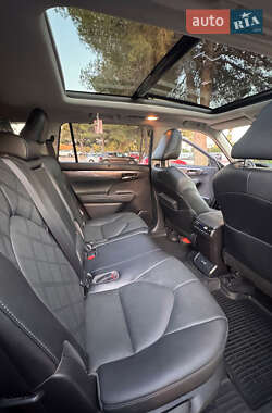 Внедорожник / Кроссовер Toyota Highlander 2022 в 