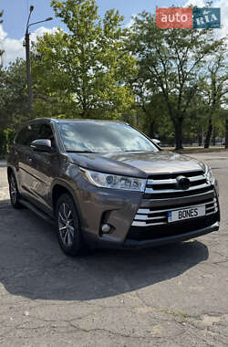 Внедорожник / Кроссовер Toyota Highlander 2017 в Николаеве