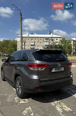 Внедорожник / Кроссовер Toyota Highlander 2017 в 