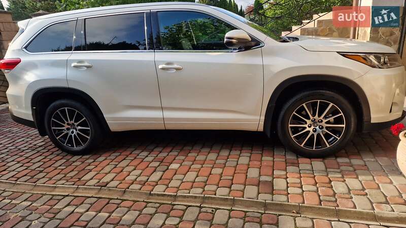 Внедорожник / Кроссовер Toyota Highlander 2018 в Ровно