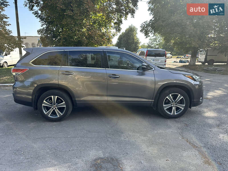 Позашляховик / Кросовер Toyota Highlander 2016 в Путивлі