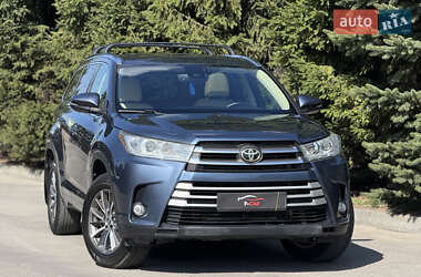 Внедорожник / Кроссовер Toyota Highlander 2017 в 
