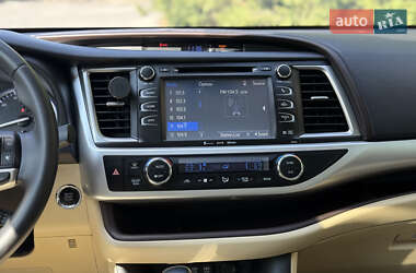 Внедорожник / Кроссовер Toyota Highlander 2017 в 