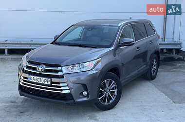 Внедорожник / Кроссовер Toyota Highlander 2018 в 