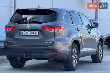 Внедорожник / Кроссовер Toyota Highlander 2018 в 