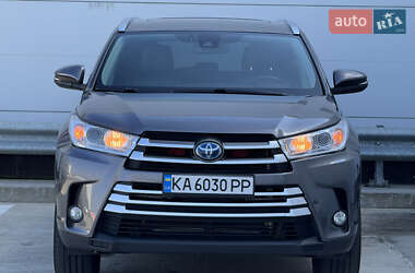 Внедорожник / Кроссовер Toyota Highlander 2018 в 