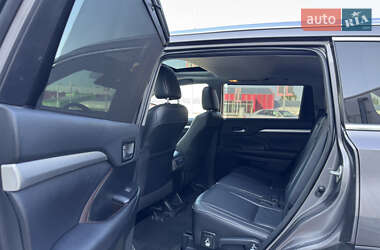 Внедорожник / Кроссовер Toyota Highlander 2018 в 