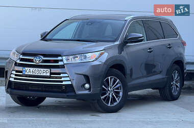 Внедорожник / Кроссовер Toyota Highlander 2018 в 