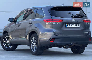 Внедорожник / Кроссовер Toyota Highlander 2018 в 
