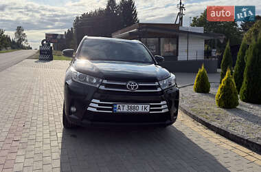 Внедорожник / Кроссовер Toyota Highlander 2017 в 