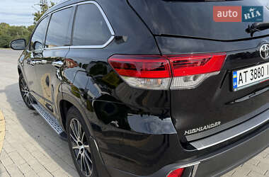 Внедорожник / Кроссовер Toyota Highlander 2017 в 