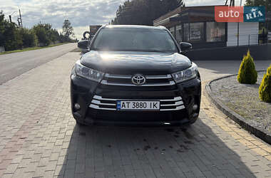 Внедорожник / Кроссовер Toyota Highlander 2017 в 