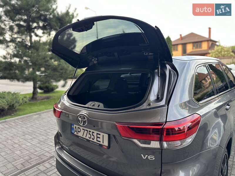 Внедорожник / Кроссовер Toyota Highlander 2018 в Запорожье