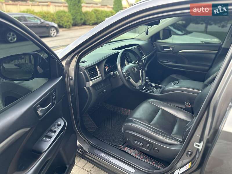 Внедорожник / Кроссовер Toyota Highlander 2018 в Запорожье