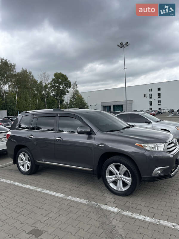 Позашляховик / Кросовер Toyota Highlander 2013 в 