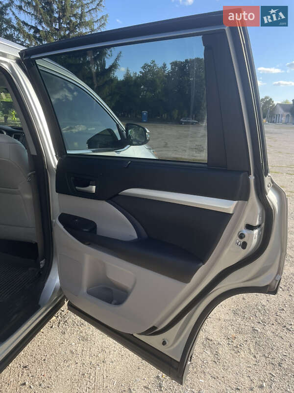 Внедорожник / Кроссовер Toyota Highlander 2017 в Чугуеве