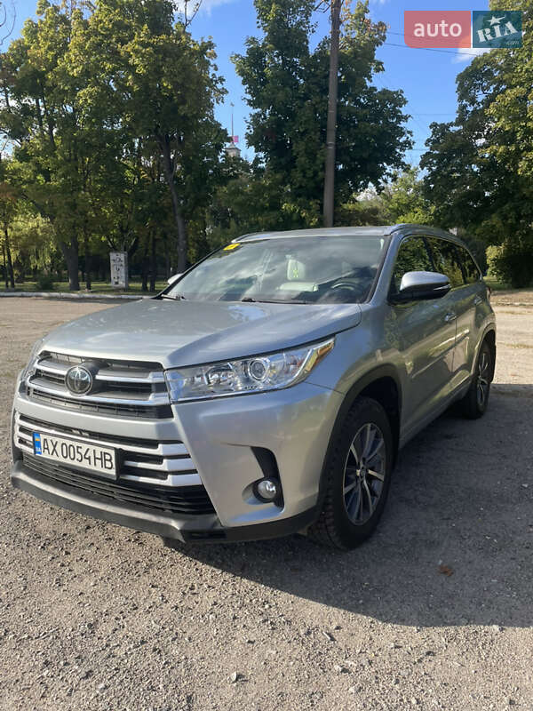Внедорожник / Кроссовер Toyota Highlander 2017 в Чугуеве