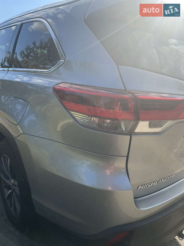 Внедорожник / Кроссовер Toyota Highlander 2017 в Чугуеве