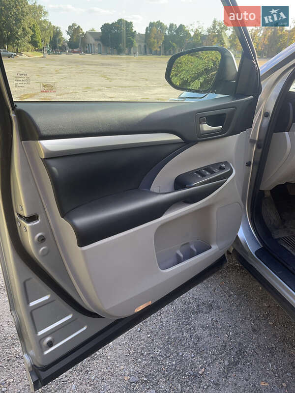 Внедорожник / Кроссовер Toyota Highlander 2017 в Чугуеве