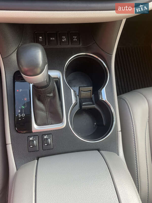 Внедорожник / Кроссовер Toyota Highlander 2017 в Чугуеве