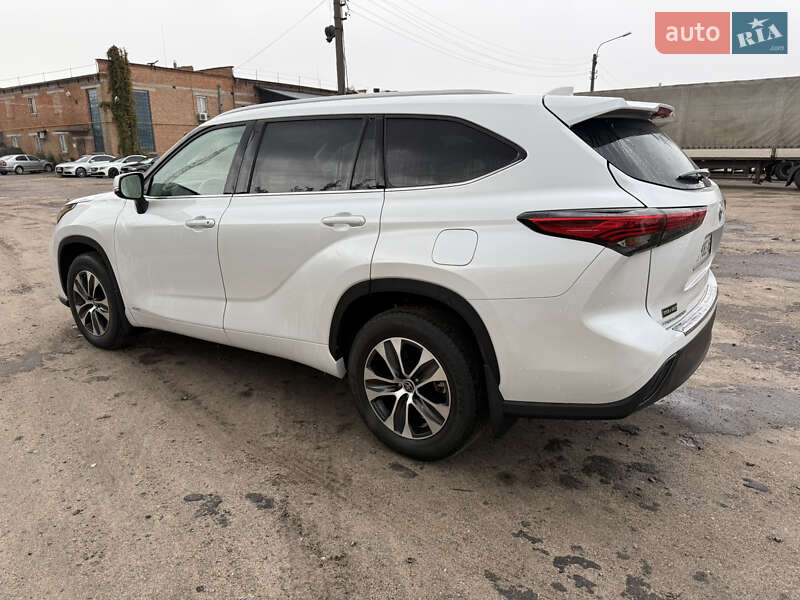 Позашляховик / Кросовер Toyota Highlander 2022 в Фастові