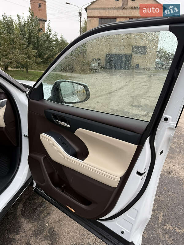 Позашляховик / Кросовер Toyota Highlander 2022 в Фастові