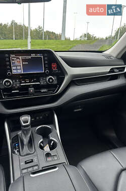 Внедорожник / Кроссовер Toyota Highlander 2020 в 