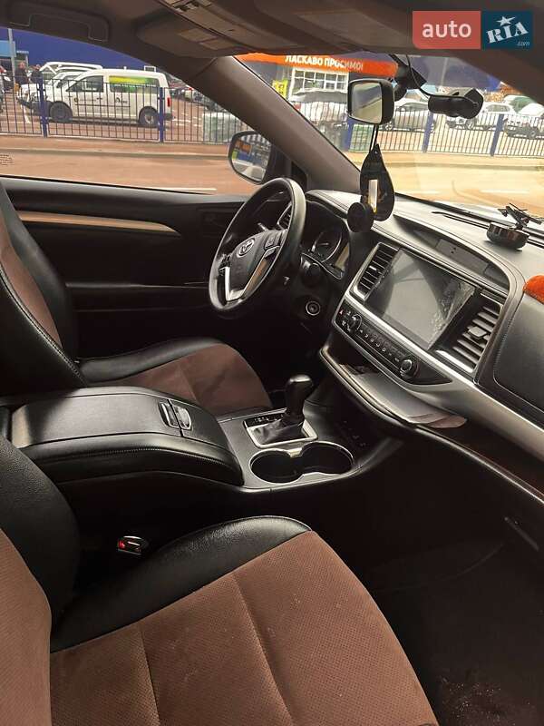 Внедорожник / Кроссовер Toyota Highlander 2015 в Житомире