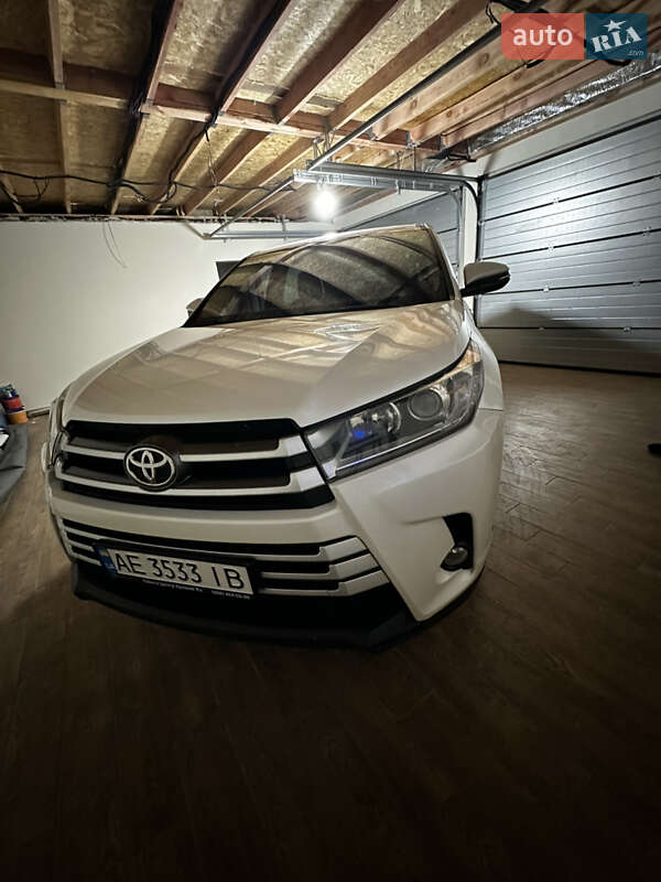 Позашляховик / Кросовер Toyota Highlander 2017 в Кривому Розі