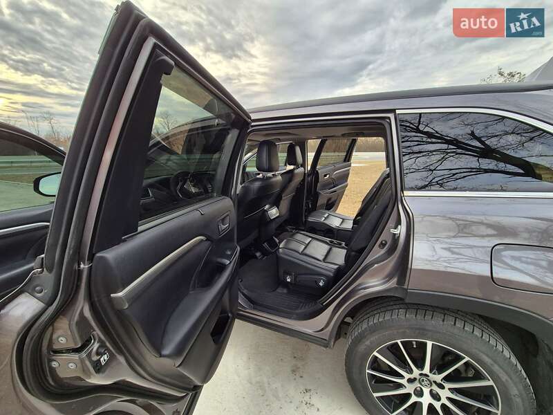 Позашляховик / Кросовер Toyota Highlander 2017 в Києві