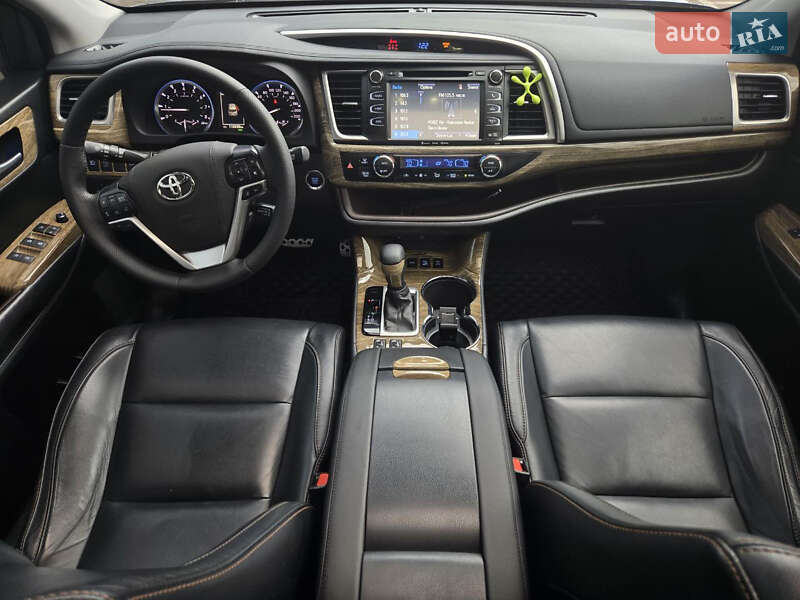 Внедорожник / Кроссовер Toyota Highlander 2017 в Киеве