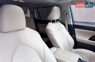 Внедорожник / Кроссовер Toyota Highlander 2020 в 