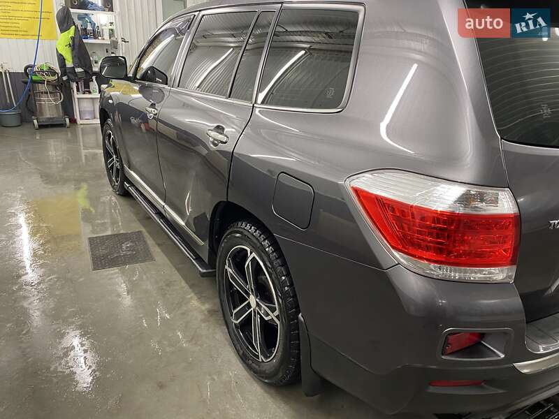 Внедорожник / Кроссовер Toyota Highlander 2013 в Черкассах
