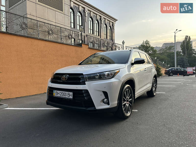 Позашляховик / Кросовер Toyota Highlander 2018 в 